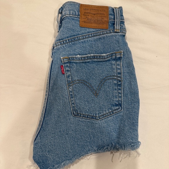 Levi’s Rib Cage Short - Picture 1 of 6